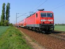 143 205-3 mit dem RE nach Dresden am 25.4.2009 bei Glaubitz.