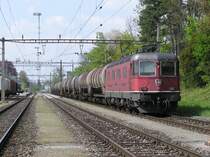 Leerer �lzug mit Re 6/6 11617  Heerbrugg  in Kreuzlingen Hafen bereit zur weiterfahrt richtung Romanshorn am 21.04.09