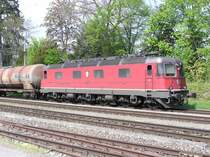Leerer �lzug mit Re 6/6 11617  Heerbrugg  in Kreuzlingen Hafen bereit zur weiterfahrt richtung Romanshorn am 21.04.09