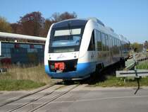 OLA-Triebwagen 701 passiert am 25.April 2009 an der Ausfahrt in Putbus in Richtung Lauterbach Mole einen Bahn�bergang.Gut zu erkennen das Dreischienengleis.