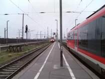 Hier ist die Einfahrt einer Orientroten 120 mit ihrem Ersatz-IC nach Weisbaden im Leipziger Hauptbahnhof. Daneben steht der RB oder RE nach Saalfeld. Aufgenommen am 17.04.09 