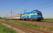 1116 029 mit EC61 auf H�he  Flughafen H�rsching. Aufgenommen am 25. April 2009. Eigentlich sollte dieser Zug (seit 6. April) als RailJet unterwegs sein!