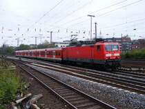 Eine E-Lok der DB-Baureihe 143 mit einem S-Bahnwendezug bei der Einfahrt in den Essener Hauptbahnhof als Linie S 3 nach Oberhausen am 22. April 2008.
