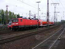 Eine E-Lok der DB-Baureihe 112 mit einem Doppelstockwendezug bei der Einfahrt in den Essener Hauptbahnhof als Regionalexpress nach D�sseldorf am 22. April 2008.