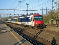 SBB: Eine S23 nach Brugg im Aargau wird am 15.4.09 von dem RBDe 560 030  Amriswil  gezogen, mit Halt im Bahnhof Othmarsingen.