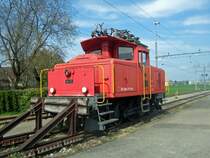 SBB- Cargo: Die Ee 3/3 16450 ist seit einiger Zeit in Rotkreuz abgestellt und wartet auf einen Einsatz oder auf eine Verschrottung. Diese Rangierlokomotive bediente eine lange Zeit das Anschlussgleis in Ebikon und Buchrain. Diese Aufgabe erledigt seit einiger Zeit jedoch ein Te 2/2. (15.4.09)