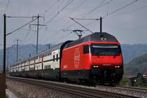 SBB - Re 460 095-3 mit Doppelstockwagen. Der IR f�hrt nach Z�rich und ist kurz vor Frick AG. 20.4.2009