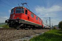 Re 4/4 11126 an der Spitze eines InterRegio nach Basel. Hinter der sauberen Lok ist ein belgischer Wagen angeh�ngt. 20.4.2009