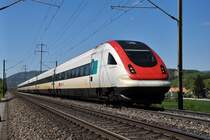 Der ICN RABDe 500 033-6 nach Z�rich kommt angerauscht und ist gleich im Bahnhof von Frick AG. 23.4.2009