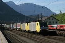 189 924 und eine Schwesterlok mit einem KLV Zug am 25.04.2009 in Kufstein.