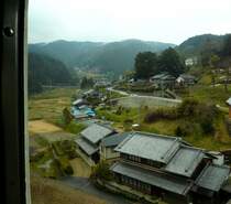 Der Kintetsu-Konzern als Konkurrenz: Die viel billigere Direktverbindung Osaka-Nagoya führt über die Bergpässe und durch wunderschöne Bergdörfer; natürlich dauert sie damit etwas länger als die JR-Shinkansen-Verbindung. Bild bei Murôguchi Oono, im Zug 21105 (Typ 21000), 4.März 2009. 