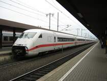 Fr�hs am Morgen sind auch noch die einen oder anderen m�de, so z.B. der ICE 2 402 244  Koblenz , und g�hnt ganz herzhaft. Aufgenommen am 19.04.2009 in G�ttingen. 