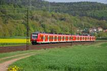 Schon wieder so eine  Sonderfahrt . 425 122-9 und 319-1 �berraschten uns am 25.04.2009 zwischen Mecklar und Friedlos. Eigentlich geh�ren sie nach Baden W�rttemberg. Sie tragen das  Drei L�wen Takt  Logo.