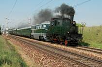 Zum Auftakt der heurigen Saison im Heizhaus von Strasshof wurde am 26.04.2009 dieser doch eigenwillige Sonderzug eingesetzt. DT1.07,liebevoll  Dorftrottel  genannt und 2050.02 vor R 16212 von Wien S�dbahnhof nach Strasshof.