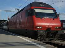 Re 460 076 in Z�rich HB vor dem IC nach Romanshorn. Wir werden 7 Min. sp�ter in Richtung Flughafen abfahren. 24. April 2009, 18:00
