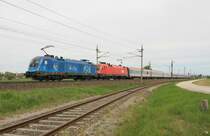 1116 080 mit einer weiteren 1116 unterwegs mit dem EC 564 bei H�rsching. Aufgenommen am 26. April 2009. 