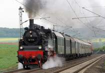 75 1118 mit einem Sonderzug am 26.04.2009 am Bahn�bergang bei Lindflur (Landkreis W�rzburg). Am Ende schiebt die frisch renovierte V 100 1200 der DGEG W�rzburg.