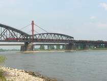 189 067-2 beim �berqueren des Rheins bei Duisburg am 26.4.2009