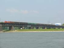 152 060-0 beim �berqueren des Rheins bei Duisburg am 26.4.2009