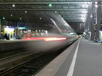 Impression an einem ausfahrenden ICE mit l�ngerer Belichtungszeit in M�nchen Hbf, 7.4.2009