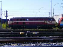 420 01 der EVB abgestellt in Hamburg - Altenwerder. Hinter der Lok verbirgt sich die ehemalige Versuchslok V 169 001. Sie war 1965 die erste DB Diesellok mit elektrischer Zugheizung und Gasturbine. Nach einem Turbinenschaden wurde der Heizgenerator stillgelegt und die Lok als 219 001 nur noch im G�terverkehr eingesetzt. Nach einem Zwischenspiel in Italien kam sie �ber die Bahngesellschaft Waldhof 2001 zur EVB, wo die Lok als 420 01 eingereiht wurde.