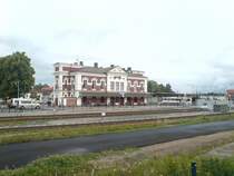 Das Empfangsgeb�ude von Eksj� ist von der Strecke abgekoppelt. Es gibt jetzt einen modernen Haltepunkt 50 Meter weiter rechts. Eksj� ist eine der �ltesten St�dte Schwedens. Es lohnt sich nicht nur wegen des sch�nen Empfangsgeb�udes einen Abstecher dorthin zu machen. Man kann von N�ssj� mit dem Regionalzug fahren.