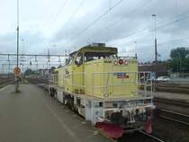 MaK G 1206 der Banverket produktion mit der Nummer DLL 09007 D im Bahnhof von N�ssj�. Die Lok hat teils schwedische und teils deutsche Anschriften. So sind einige technische Daten wie Bremsgewichte, Dienstgewicht usw. in deutsch angeschrieben. Aufgenommen am 07.08.2008

Banverket ist das schwedische Eisenbahnzentralamt und zeichnet f�r die Bahninfrastruktur verantwortlich.