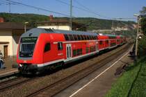 Ein Zug der Linie S1 von Sch�na nach Mei�en Triebischtal beim Halt in Stadt Wehlen, wobei der Haltepunkt aber auf der anderen Elbseite in P�tzscha liegt, 25.04.09