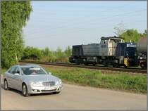  Begegnung Straße - Schiene  RBH 807 in Wanne-Eickel, 23.04.2009 