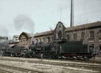 Zwei Loks der BR 57 unter Dampf, vor der Lokleitung in Hagen Gbf.Wen es interessiert: 571387+572577. Die Loks waren schon mit
Rangierfunk ausger�stet. Die Antennen sind schwach auf dem F�hrerhaus auszumachen. Auf dem Giebel der Lokleitung kann man aber die vergammelte UKW-Antenne erkennen. Aufnahme 1966