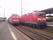 Sch�n vergleichen, ob Einheitslok oder  Schien-Trabbi  h�bscher ist, kann man auf diesem Bild von 139 166 und 143 313 in Hanau Hbf am 17.7.04. Bei mir gewinnt klar die 139.