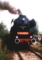  Bei einer Sonderfahrt 1996 zwischen Grevesm�hlen und Kl�tz (Kaffeebrenner) machte 52 8141-5 im Bahnhof Kl�tz eine Pause.

<a href= http://www.bahnbilder.de/kauf  target= _blank ><img src= http://www.bahnbilder.de/counter/counter_new.php?key=389379851  alt= Bahnbilder.de  title= bahnbilder.de  border= 0 ></a>
