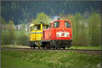 Eine ungew�hnliche �berstellfahrt gab es am 23.04.2009 zu sehen. 2067 001 f�hrt mit der P�lser Werkslok DH 400 von P�ls nach Knittelfeld. 
Fohnsdorf 