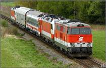 Der Messzug f�r Drehgestellmessfahrten, bespannt mit den beiden E-Loks 1014 002 + 013 wird von der Diesellok 2143 045 von P�ls  nach Zeltweg gezogen. 
Zeltweg 23.04.2009