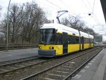 Berlin: Stra�enbahnlinie 12 nach Mitte Am Kupfergraben an der Haltestelle Wei�ensee Berliner Allee/Indira-Ghandi-Stra�e.