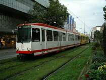 Eine Doppeltraktion aus DUEWAG-Stadtbahwagen N8 der Dortmunder Stadtwerke zwischen den Haltestellen  Reinoldikirche  und  Kampstra�e  in Dortmund als Zug der Linie 403 zum Westentor am 28.09.2004.