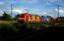 101 107 + 051  bei Kornwestheim  10.07.01  mit G�terzug