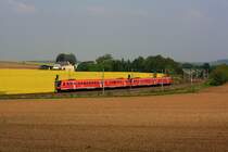 RE 3789 von Hof nach Dresden legt sich auf den Weg nach Freiberg in die Kurve, im Hintergrund ist Frankenstein zu erkennen, oder besser gesagt ein Teil, der richitge Ort liegt weiter unten im Tal, 01.05.09