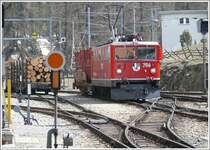 F�r gr�ssere Abfallmengen aus dem Engadin verkehren Containerwagen zur KVA Untervaz-Trimmis. Ge 6/6 II 706  Disentis/Must�r  hat angekuppelt in Pontresina. (23.04.2009)