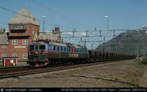 Dm3  Victor  mit einem Erzzug unterwegs von Kiruna nach Narvik - hier vor der Kulisse des Bahnhofes Vassijaue (dem n�rdlichsten Bahnhof Schwedens) am 2.Juli