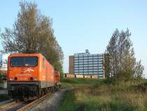 EKO 62 schob 143 001 z�rck in den Stralsunder Hafen um den zweiten Zugteil zu holen. (28.04.09)