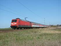 Aufgrund von Bauarbeiten war die Strecke Greifswald-Z�ssow gesperrt, als einziger Langlauf wurde der EC 378/379 �ber die Strecke Grimmen-Neubrandenburg-Neustrelitz-Berlin umgeleitet. Hier durchf�hrt 101 145 mit EC 379 die Gegend bei Voigdehagen. (23.04.09)