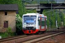 Offenbar eine rege Unterhaltung im F�hrerstand von VT 513  Hohndorf , welcher als CB 82521, Hainichen-Chemnitz Hbf, Chemnitz-Hilbersdorf entgegen eilt, hier kurz hinter Niederwiesa, 01.05.09