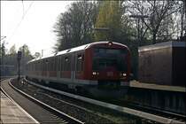 Zwei 474er erreichen als S1 nach Airport/Poppenb�ttel die Station Hasselbrook. (11.04.2009)