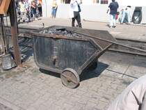 Kohlenhunt an der Schlackengrube des Museums Bw Bochum-Dahlhausen am 28.04.2007.
 Hunt  ist �brigens richtig geschrieben mit  t .
Die ersten Beh�lter zum Kohleabbau, bzw. zum Abtransport aus den Stollen ins Tageslicht wurden tats�chlich von Hunden gezogen.
Schienen und Wagen mit R�dern kamen hinzu. Sp�ter wurde auch Pferde zur Bef�rderung der Kohlewagen eingesetzt.