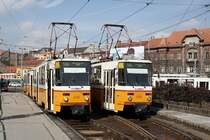 Zwei Tatras in der Schleife am Moszkva t�r. Der Tw 4150 ist abgestellt, w�hrend der Tw 4316 auf die Umrundung der Schleife wartet.