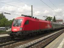 Nochmals einen Taurus erwischten wir am 1. Mai 2009 im Bahnhof von
Prien am Chiemsee. Diesmal den 1116 254-2 auf seiner Fahrt nach
Salzburg.