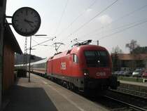 Am 9. April entstand dieses Bild vom Taurus 1116 027-2 auf seiner
Fahrt in Richtung Salzburg. Hier durchf�hrt er soeben den Bahnhof Bergen.