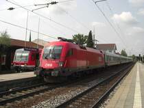 Der Taurus 1116 132-0 mit einem IC von M�nchen kommend in Richtung Salzburg fahrend bei seinem Zwischenstop in Prien am Chiemsee. Aufgenommen am 1. Mai 2009