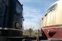 Die Gesichter von zwei Generationen elektrischer Zugf�rderung. Die E 10 005 als letzte Vorserienlok der Neubaulokaera und die 103 136-8, ein Synonym f�r den hochwertigen IC-Verkehr der 70er und 80er Jahre. N�rdlingen, den 11.04.09